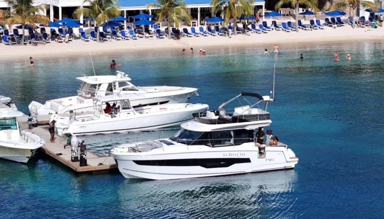 image of Le Belle Vie boat from Wet and Wild Boat Charters