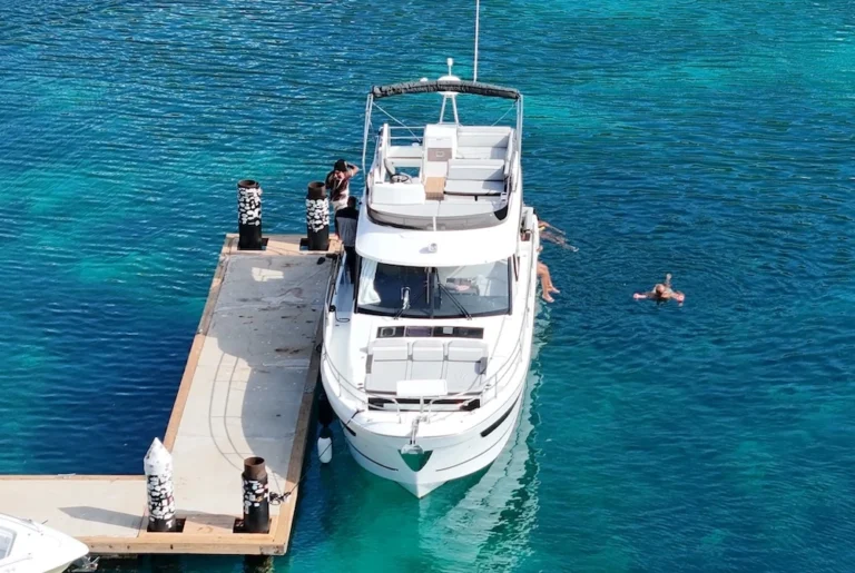image of Le Belle Vie boat from Wet and Wild Boat Charters