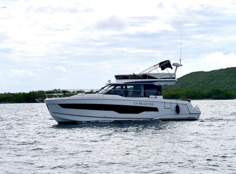 image of Le Belle Vie boat from Wet and Wild Boat Charters.